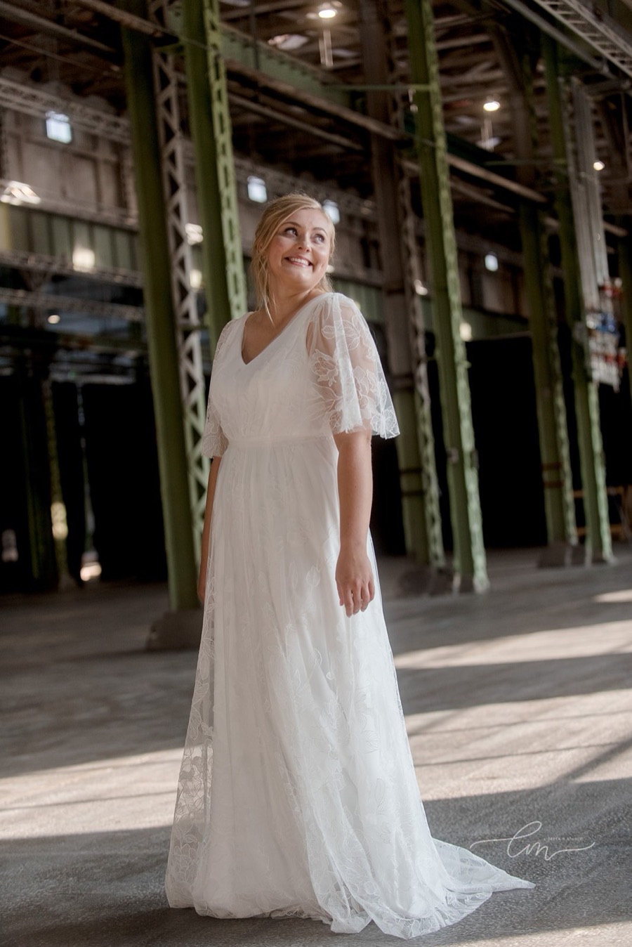Amalie broderet tylkjole med ærmer