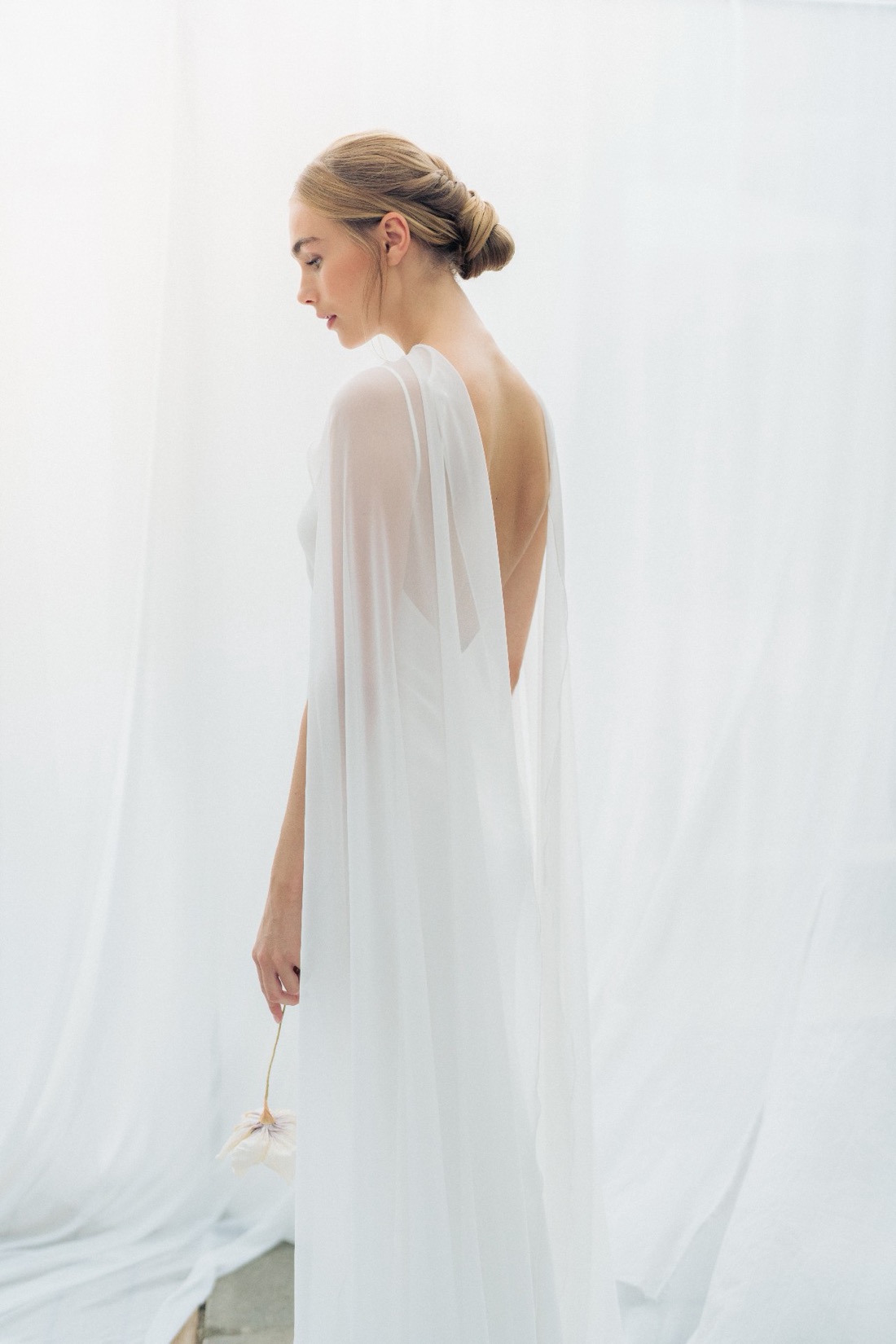 Charlize stropkjole med lang chiffoncape