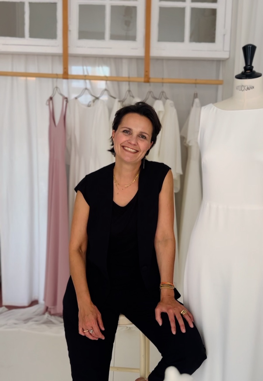 Louise Enemark i atelieret foran kollektionen